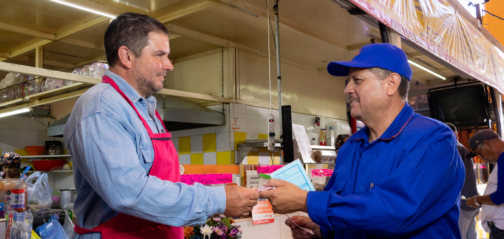 Trabajador de POTOGAS atendiendo a cliente